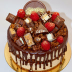Gros plan sur un entremets à la framboise, recouvert de cornflakes et d'autres biscuits au chocolat au lait de toutes sortes ainsi que des quelques framboises fraiches.