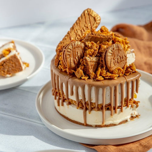 Entremet spéculos coupé de moitié au centre et une part en haut à gauche de l'image