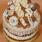 Gros plan sur un entremets au chocolat blanc, recouvert de cornflakes et d'autres chocolats blancs de toutes sortes.