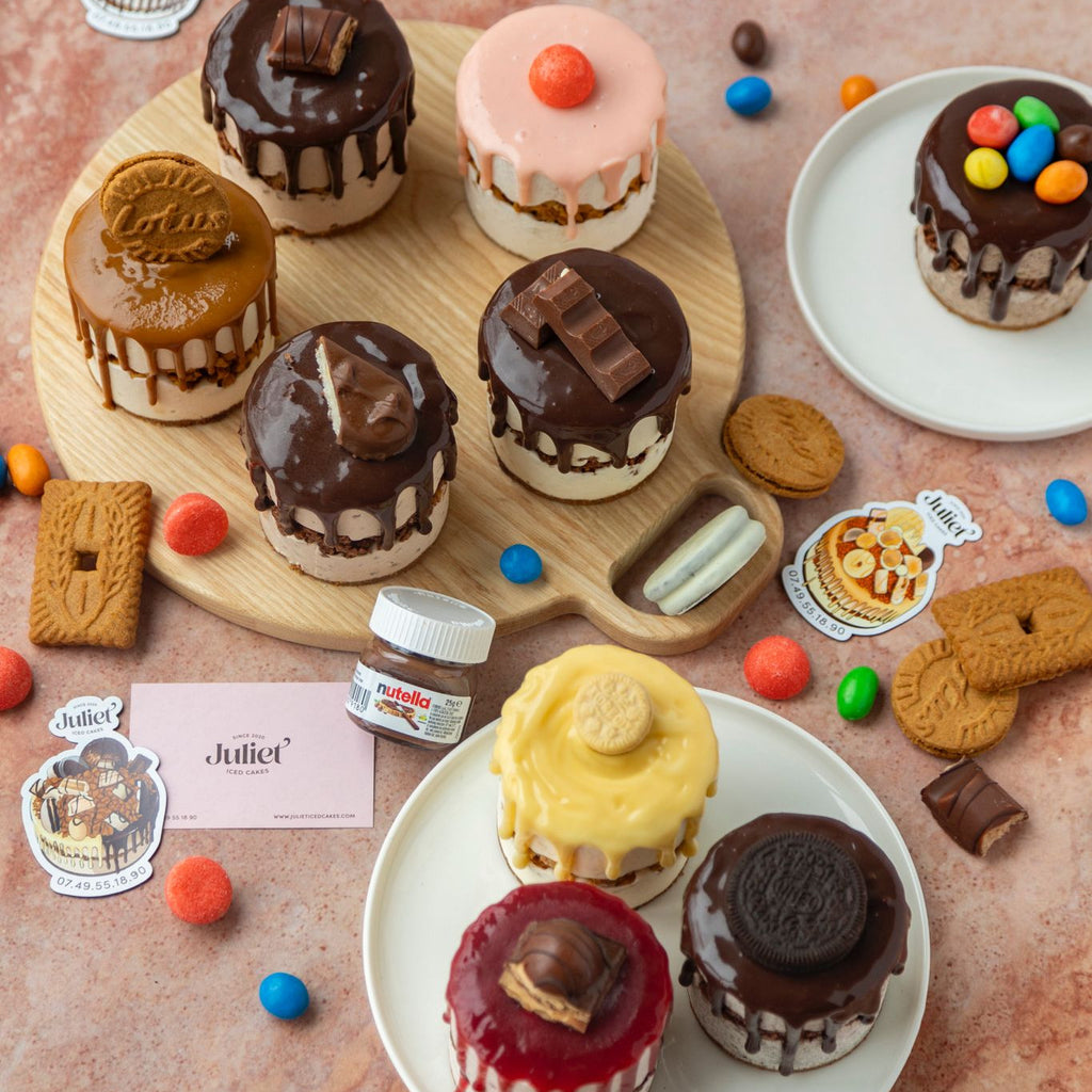 Images des individuels regroupés sur des plateaux et planches, avec des goodies autour