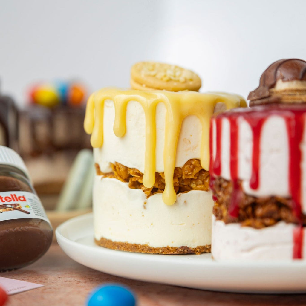 Individuel crème de citron avec une partie d'individuel aux fruits rouges sur sa droite.