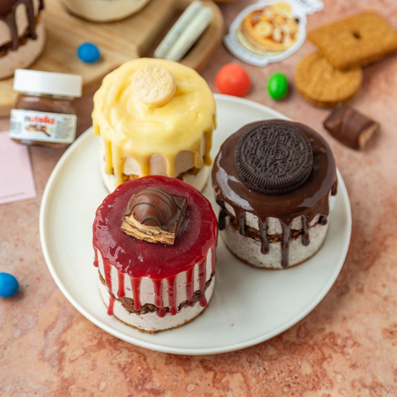 Individuels dans une assiette aux fruits rouges, crème de citron et chocolat