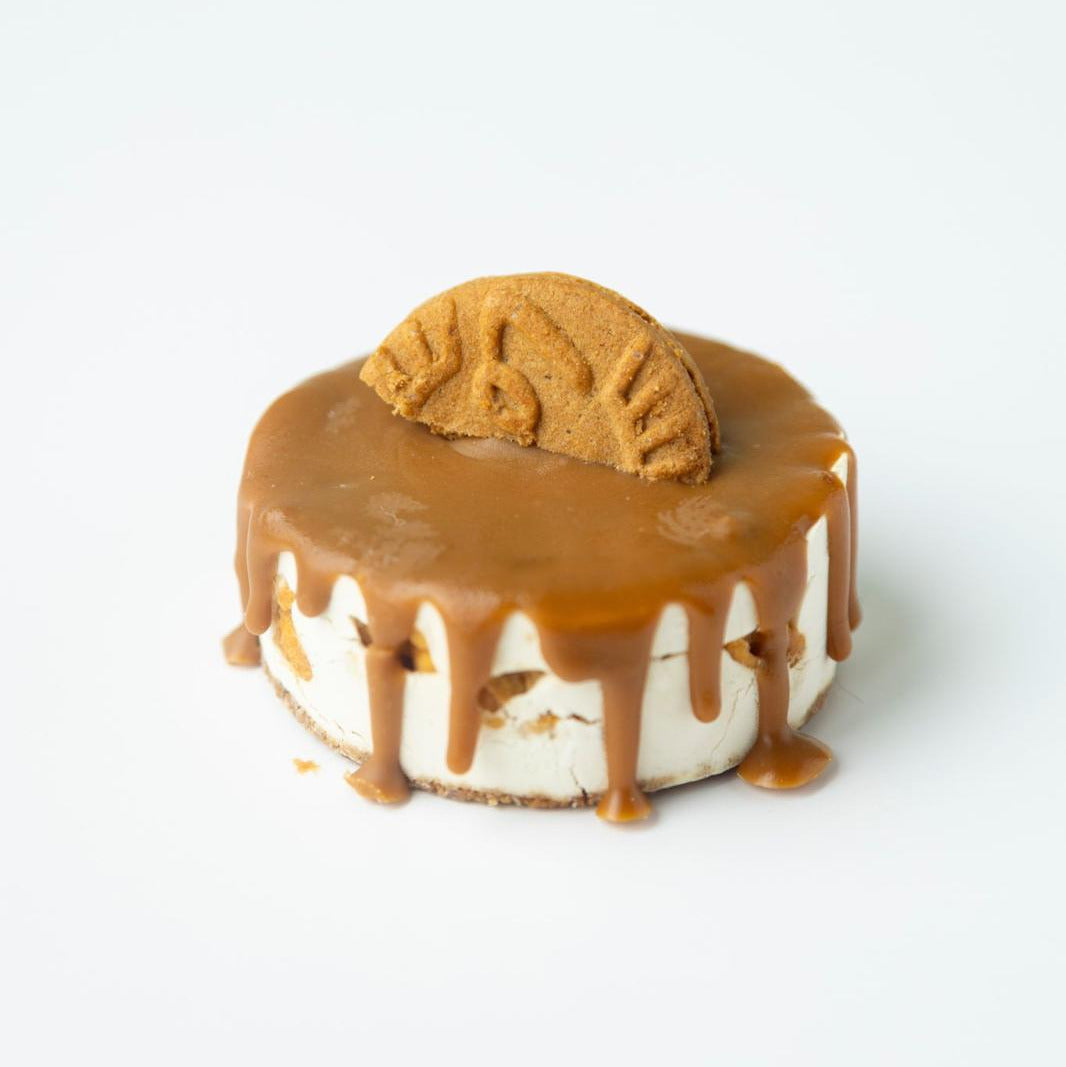 Mini au spéculos qui coule sur fond blanc