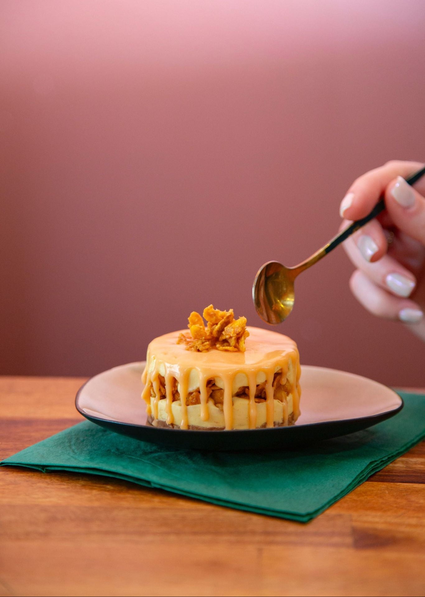 Mini gâteau glacé à la mangue qui s'apprête à être déguster