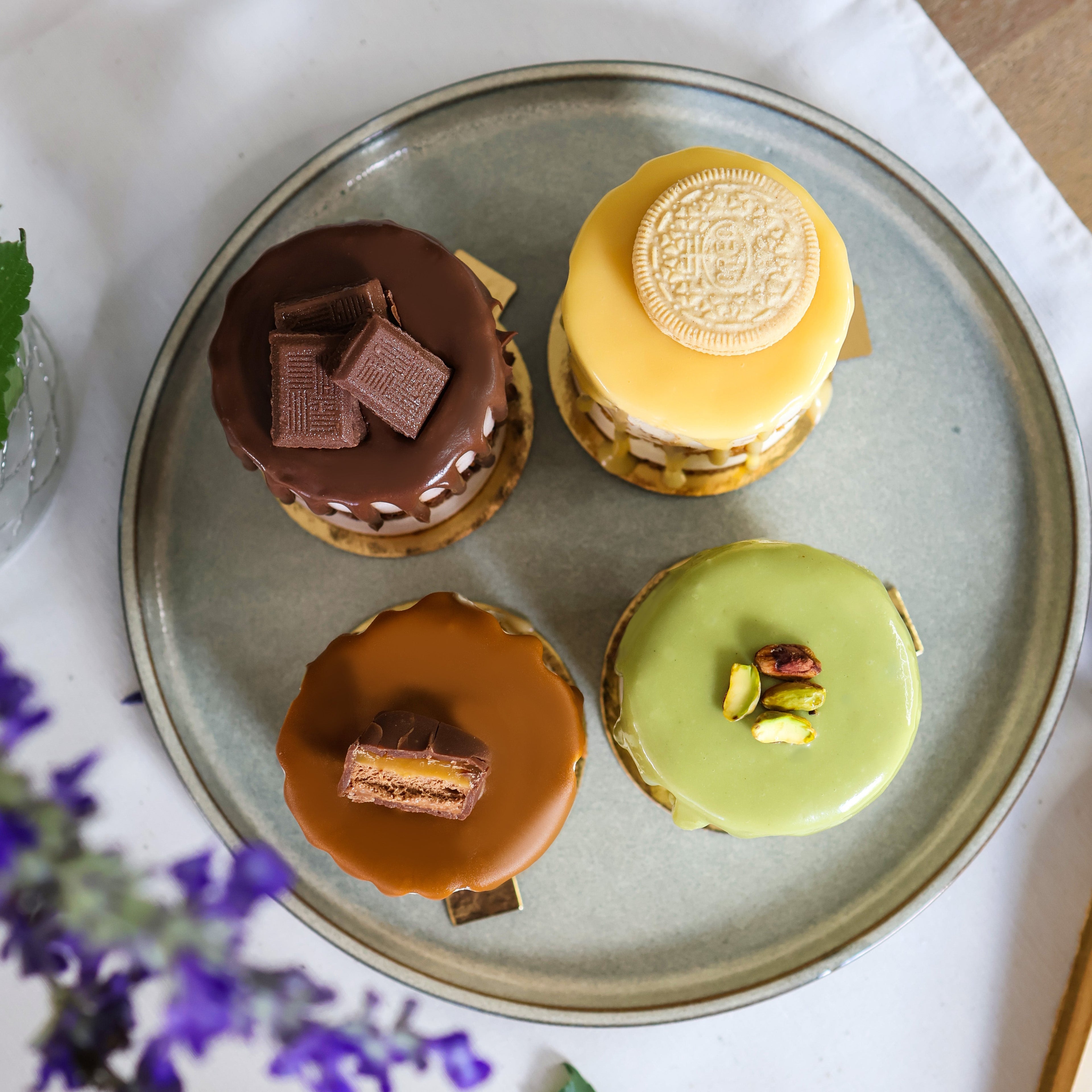 Photo de quatre iced cakes individuels au chocolat, au caramel, à la pistache et au chocolat blanc