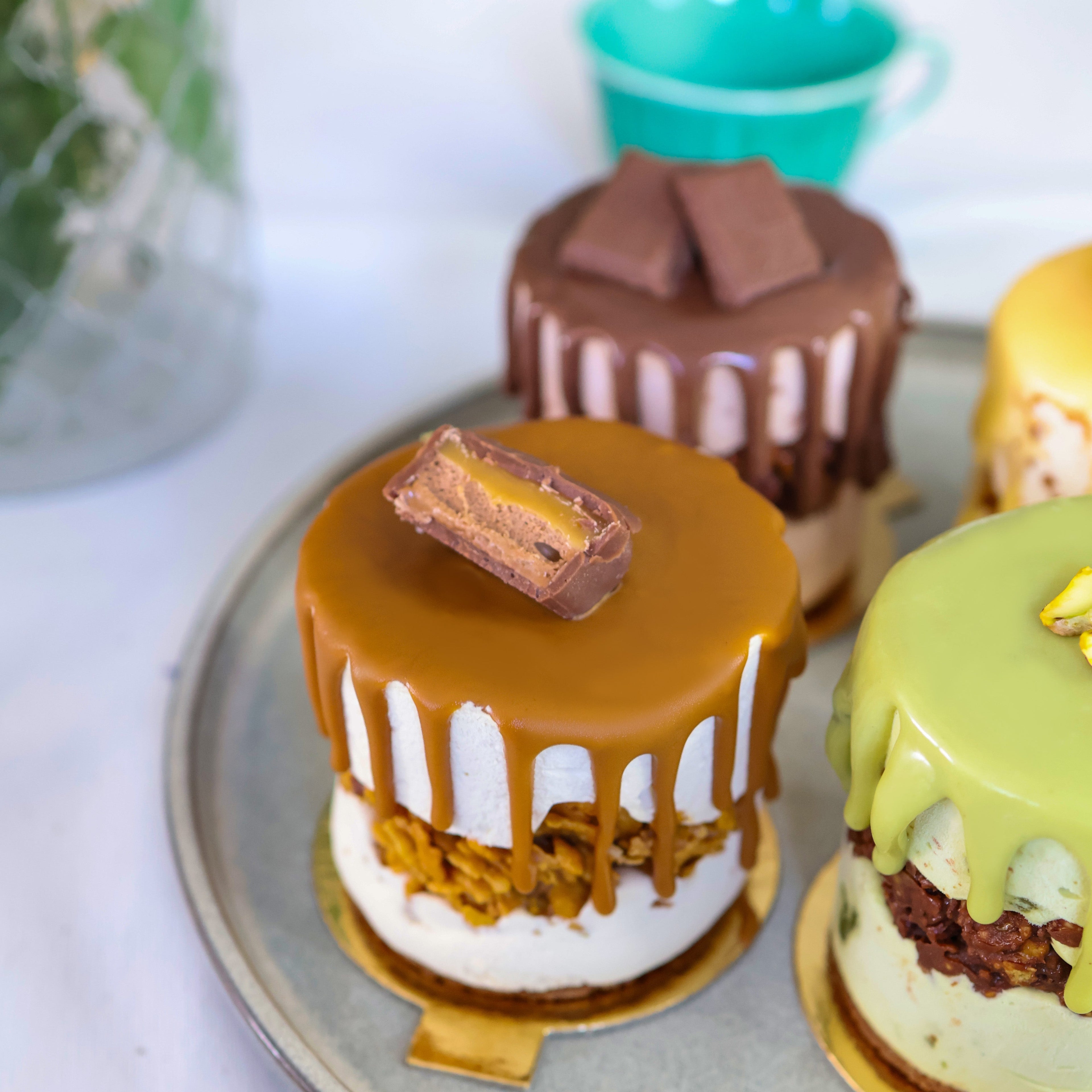 Photo de quatre iced cakes individuels au chocolat, au caramel, à la pistache et au chocolat blanc