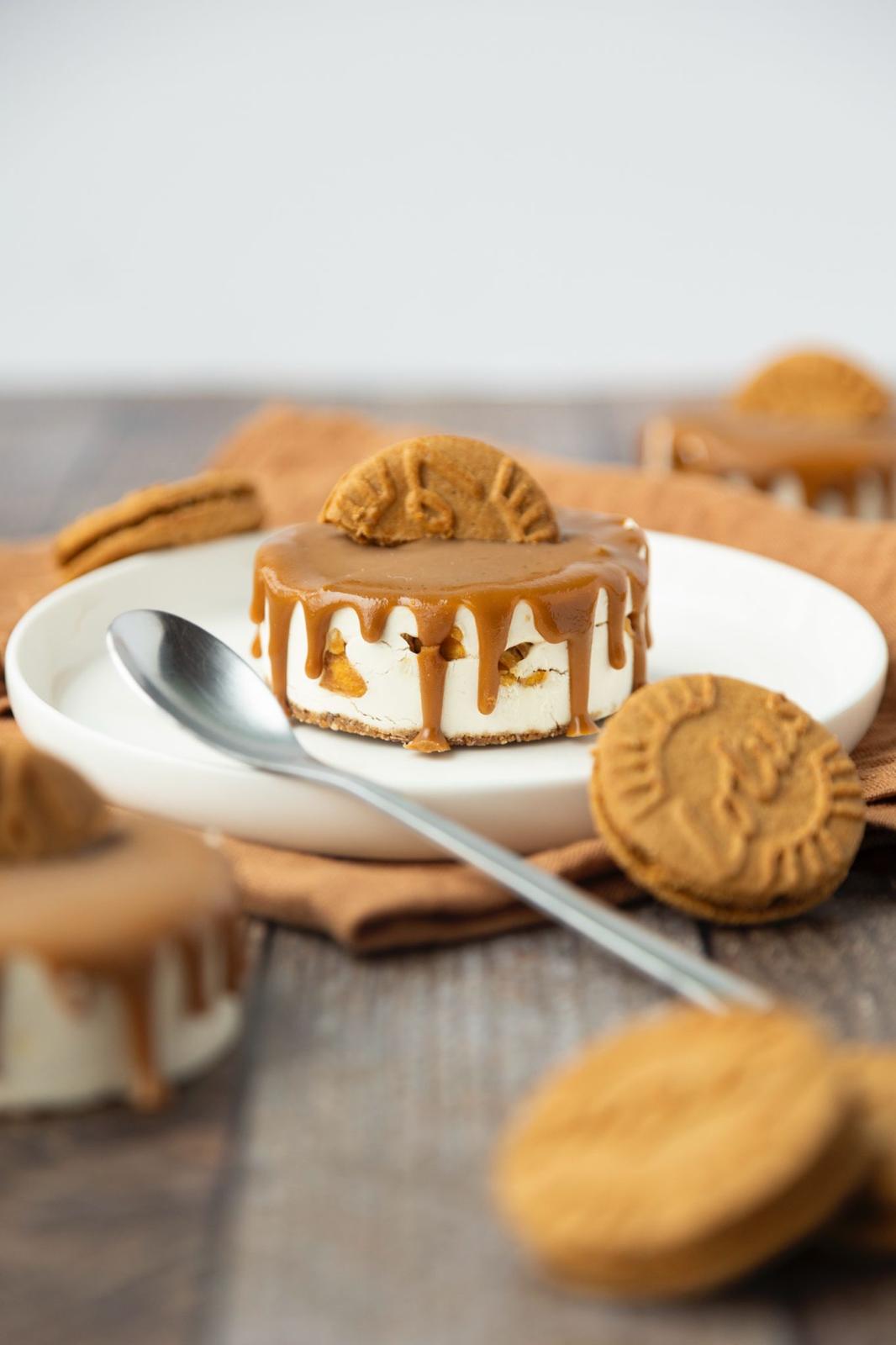 Minis gâteau glacé au spéculos dans une assiette blanche et une cuillère devant