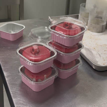 Mini gâteau glacé à la framboise pour restaurateurs, dans leur boîte